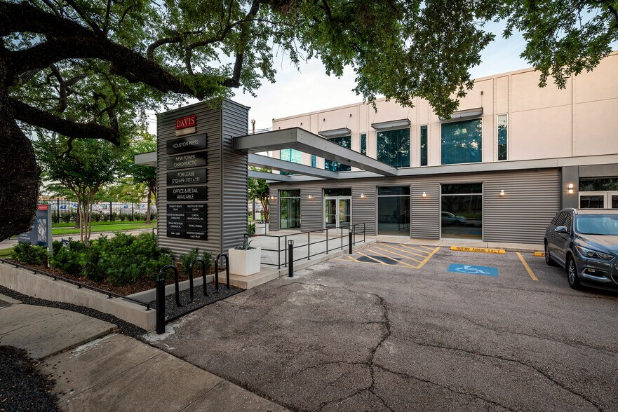 More Photos Of 1500 McGowen St, Houston Restaurant For Lease