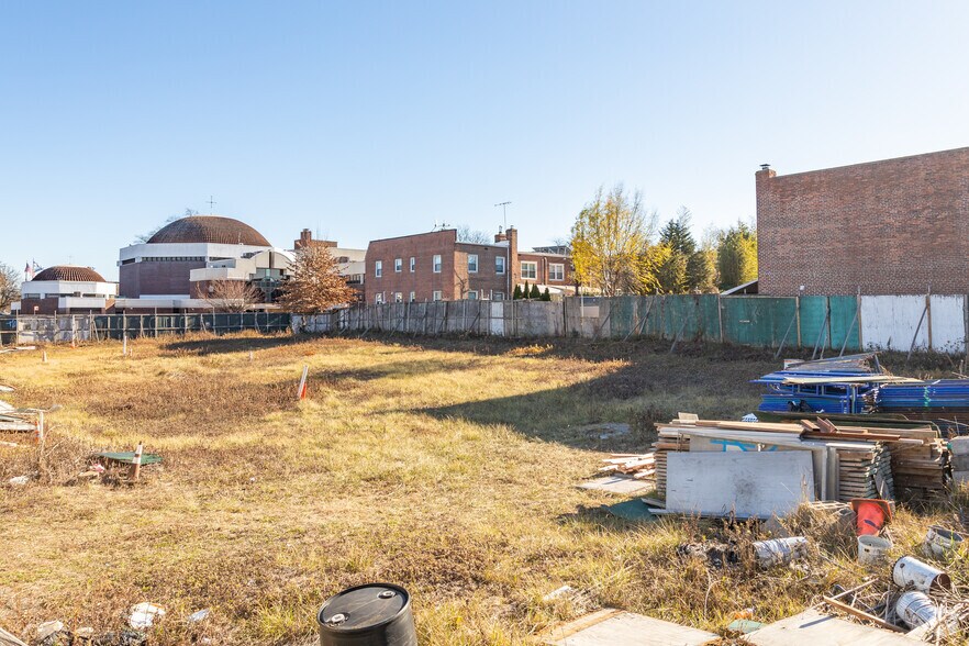 More Photos Of 195-20 Northern Blvd, Flushing Land For Lease