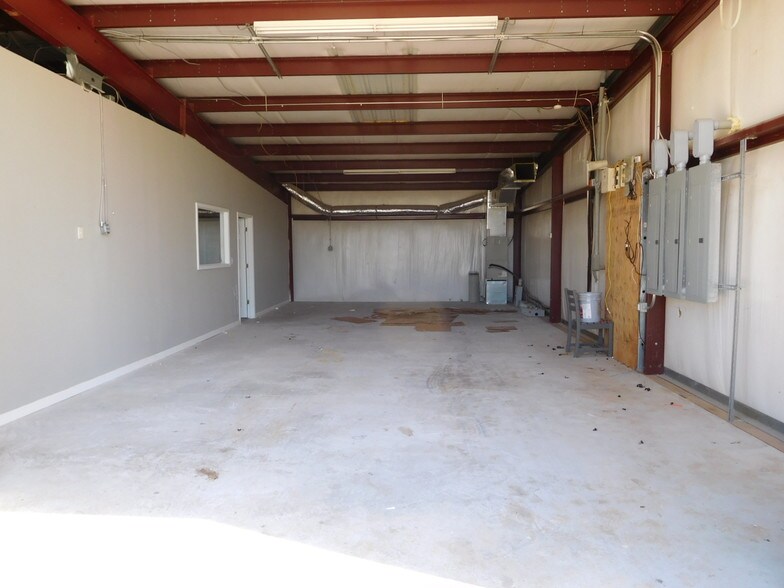 More Photos Of 2365 Monroe Dr, Gainesville Warehouse For Lease
