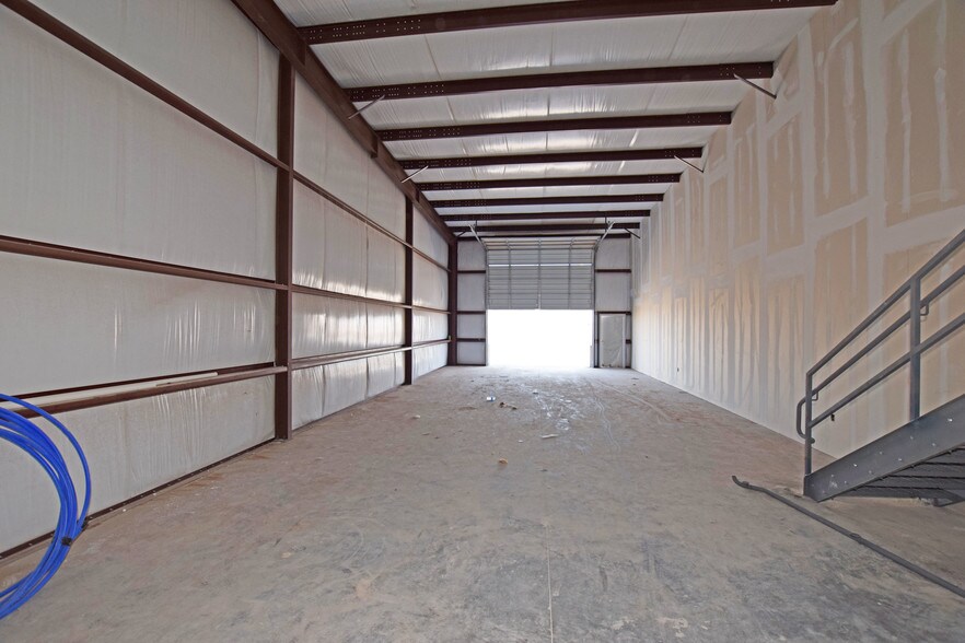 More Photos Of 801 S Pagewood Ave, Odessa Showroom For Lease