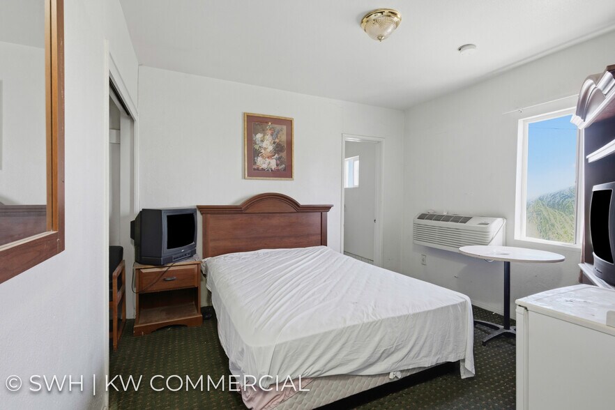 More Photos Of 130 Kern St, Taft Hotel For Sale
