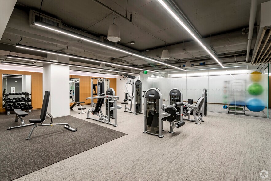 More Photos Of 1050 17th St NW, Washington Office For Lease