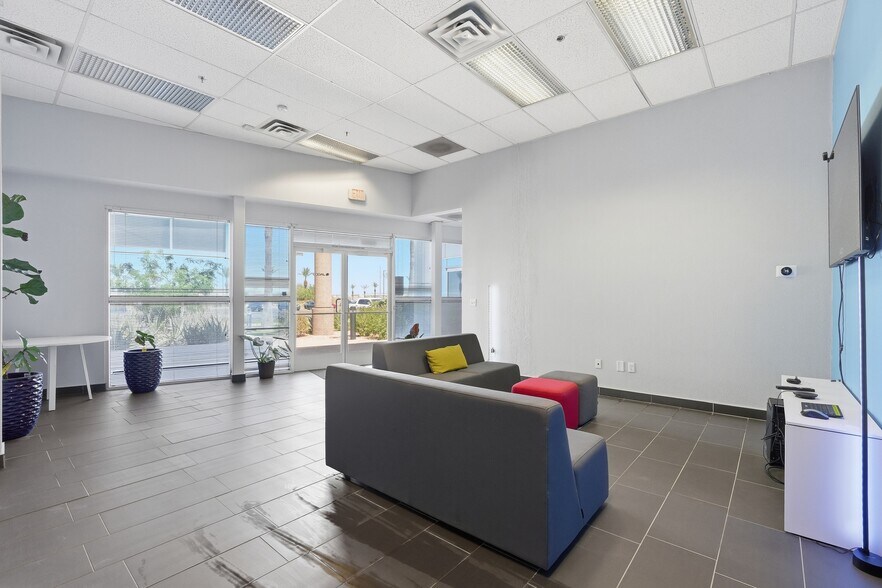 More Photos Of 3401 E Harbour Dr, Phoenix Light Manufacturing For Lease