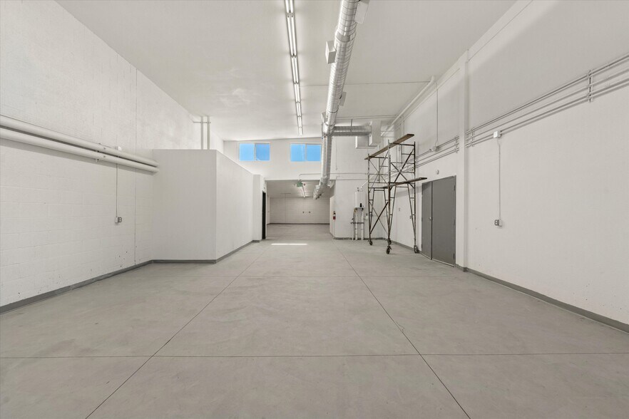 More Photos Of 7018 1/2 Darby Ave, Reseda Industrial For Lease