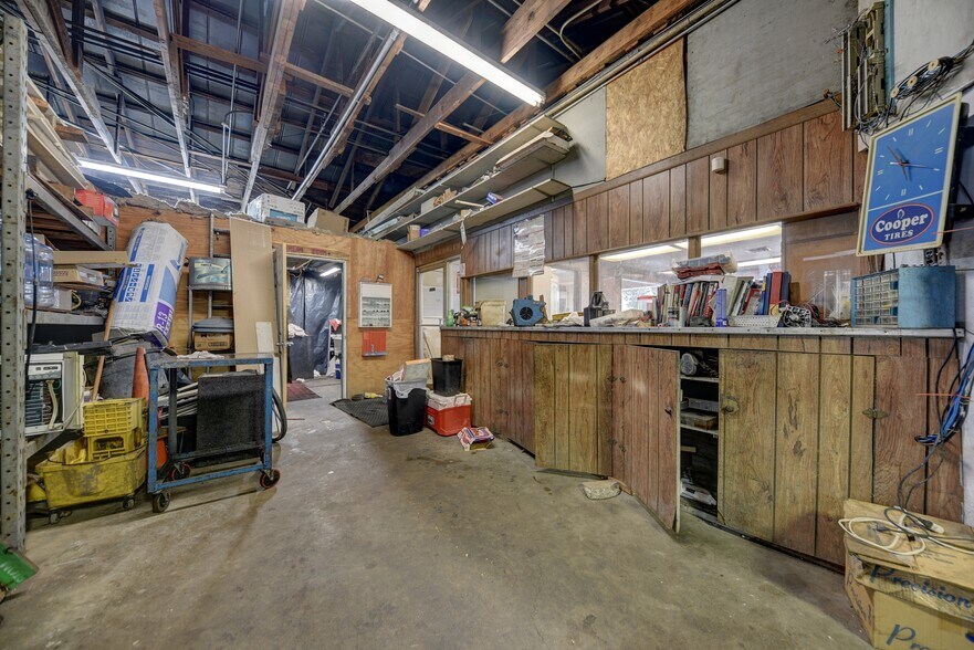 More Photos Of 307 E Alamo St, Brenham Auto Repair For Sale