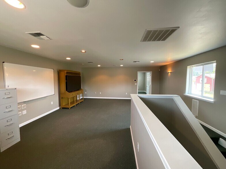 More Photos Of 152 Stage St N, Tenino Warehouse For Lease