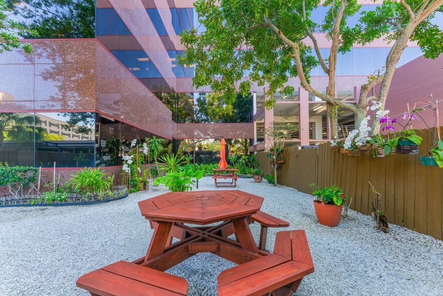 More Photos Of 2033 Main St, Sarasota Office For Lease