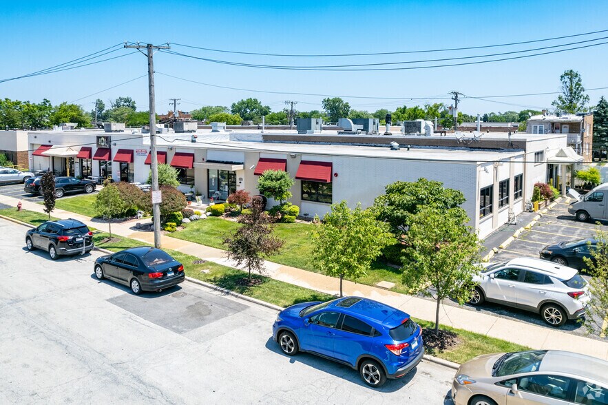 More Photos Of 6421-6425 N Hamlin Ave, Lincolnwood Coworking Space