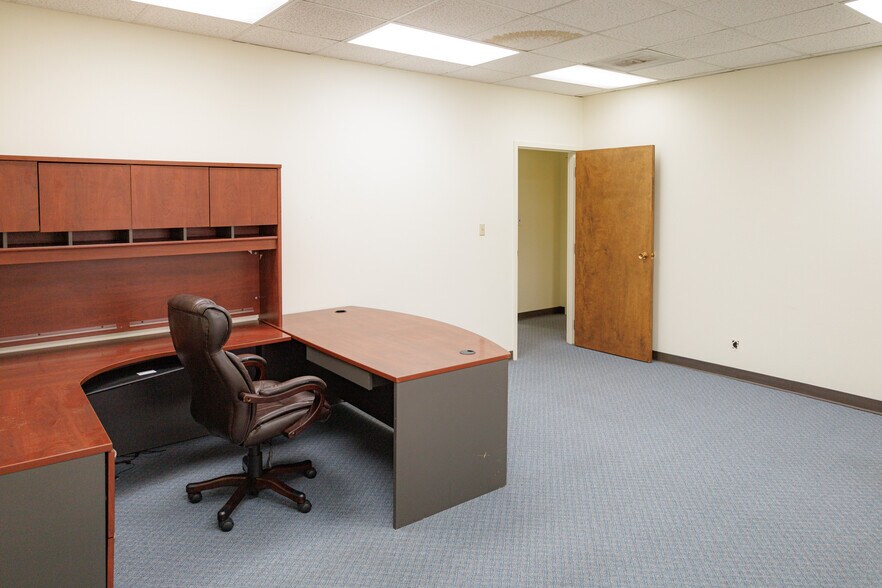 More Photos Of 301-305 S Pioneer Dr, Abilene Office For Lease