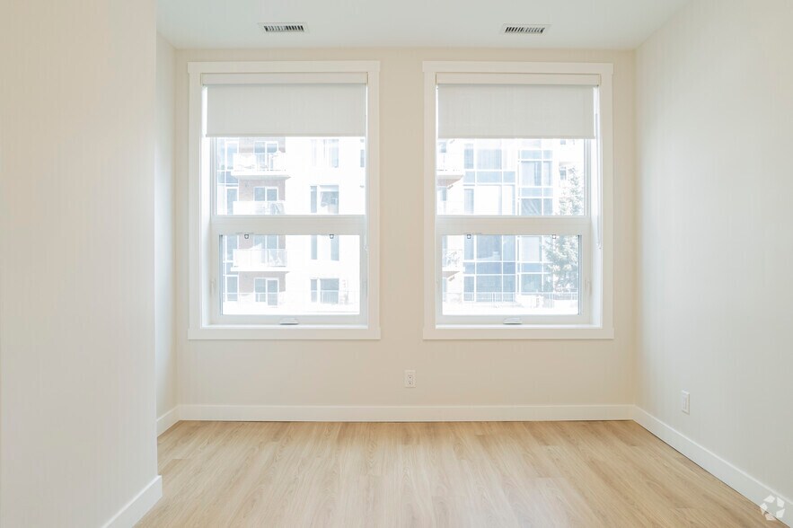 More Photos Of 909 5 Av SW, Calgary Apartments For Lease