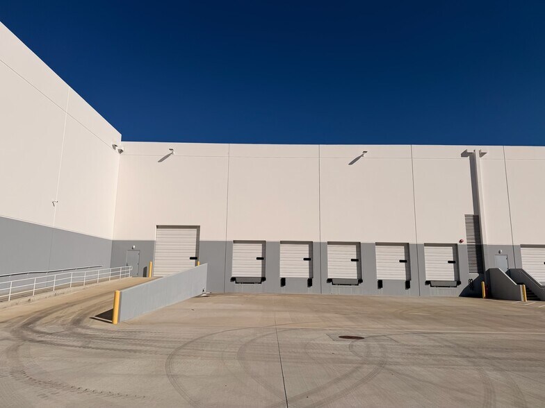 More Photos Of 19501 Prairie Ave, Torrance Distribution For Lease