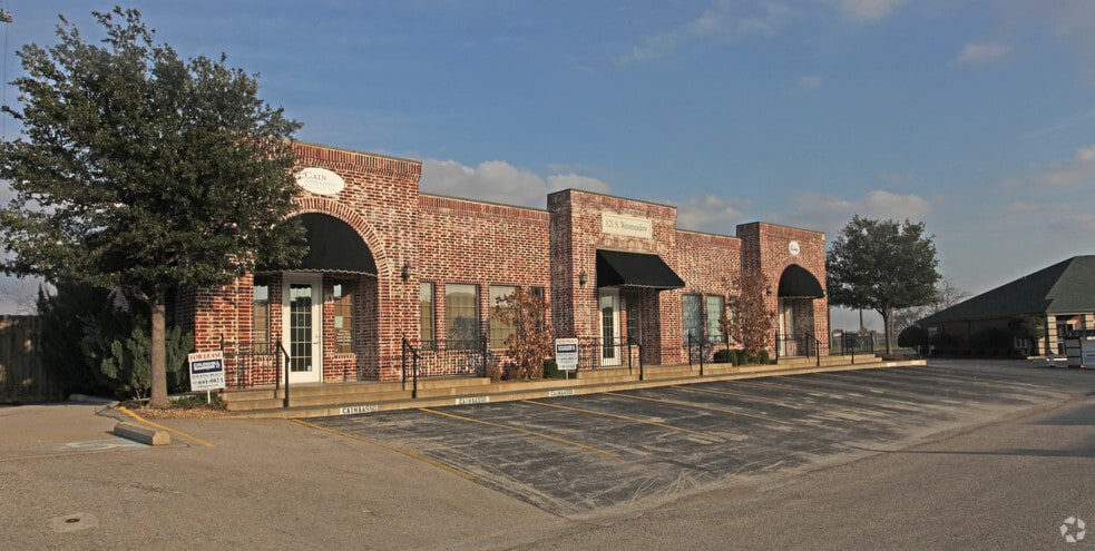 More Photos Of 121 S Westmeadow Dr, Cleburne Storefront Retail Office For Lease