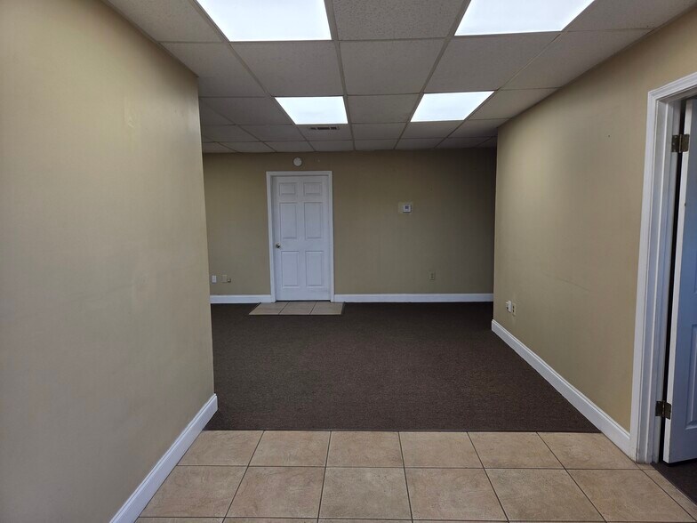 More Photos Of 3140 Lees Ln, Mobile Light Distribution For Sale