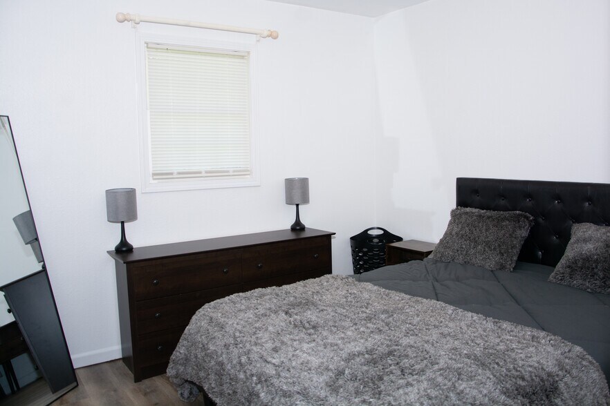 More Photos Of 314 W North St, Colchester Apartments For Sale