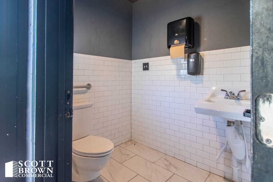 More Photos Of 424 Bryan St, Denton Restaurant For Sale