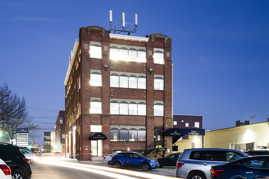 More Photos Of 228 Maple St, Manchester Office For Sale