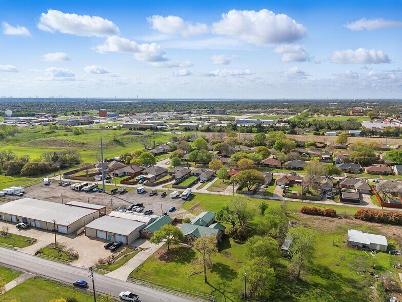 More Photos Of 300 Paul Wilson Rd, Wylie Showroom For Lease