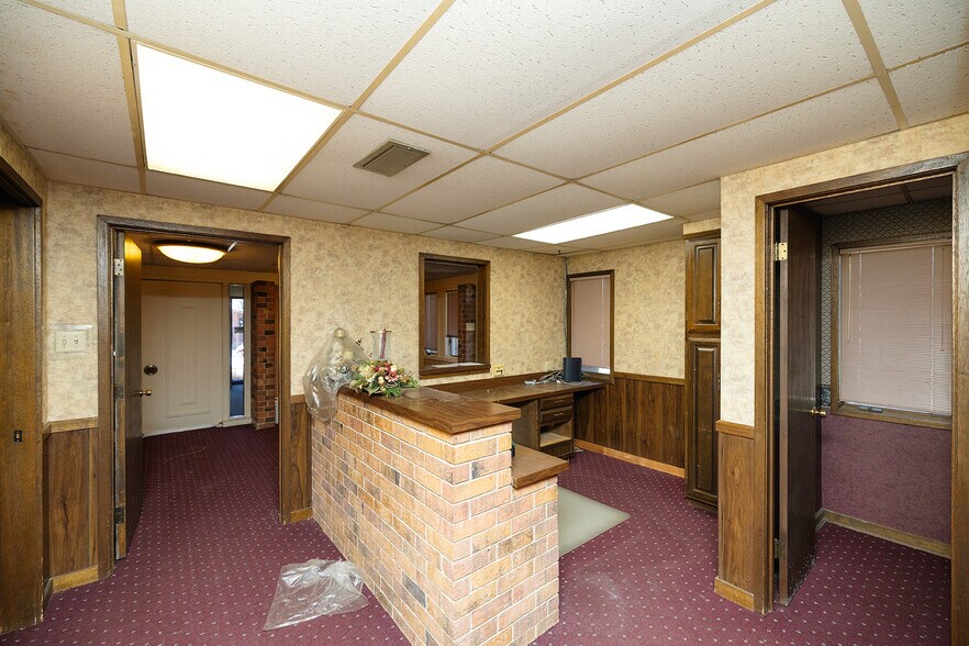 More Photos Of 504 N Poplar St, Peabody Medical For Sale