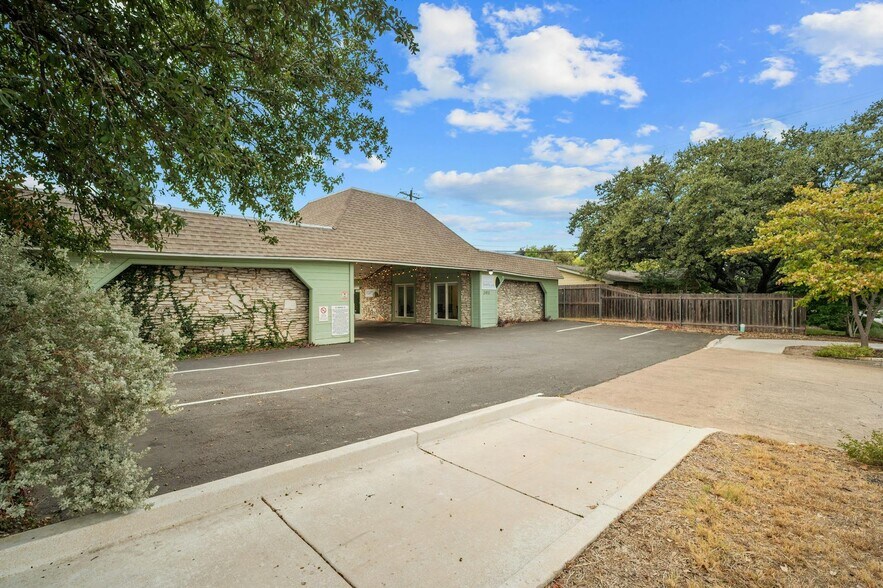 More Photos Of 2413-2415 Greenlawn Pky, Austin Office For Sale