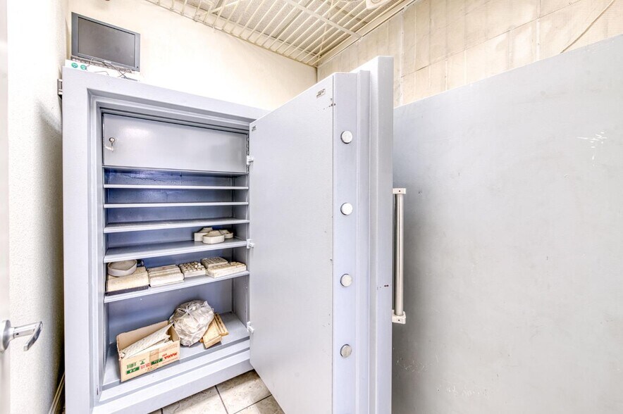 More Photos Of 2403 E Clinton Ave, Fresno General Retail For Sale