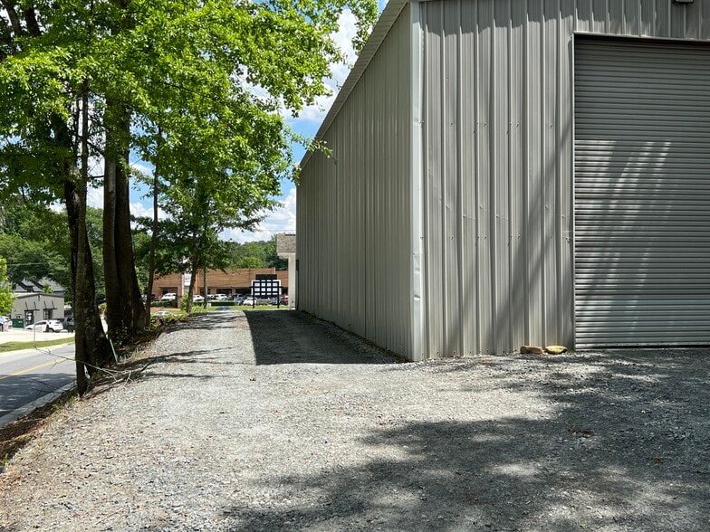 More Photos Of 770 Dobbs Rd, Woodstock Showroom For Lease