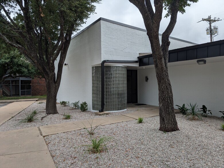 More Photos Of 1315 Sam Bass Cir, Round Rock Office For Lease