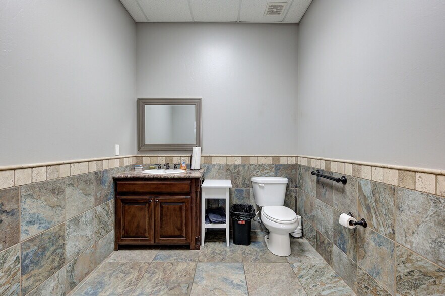 More Photos Of 6308 NW 39th Expy, Bethany Freestanding For Sale