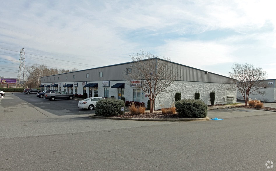 More Photos Of 714-730 Montana Dr, Charlotte Unknown For Lease