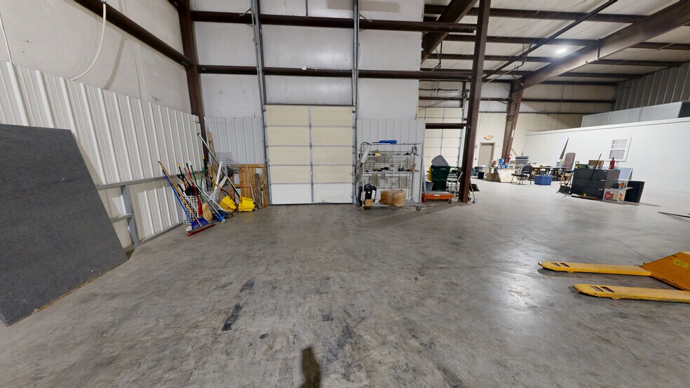 More Photos Of 413 Albano Dr, Springdale Warehouse For Lease