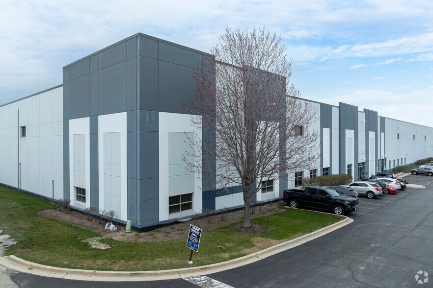 More Photos Of 9200-9260 W 55th St, McCook Warehouse For Lease