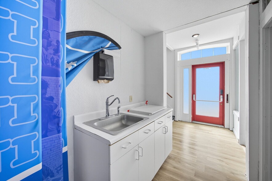 More Photos Of 101 East St, Hutto Storefront Retail Office For Lease