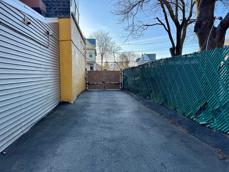 More Photos Of 72 Bigelow Ave, Watertown Freestanding For Lease