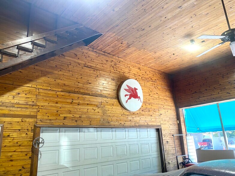 More Photos Of 127 Thompson St, Pittsboro Auto Repair For Lease