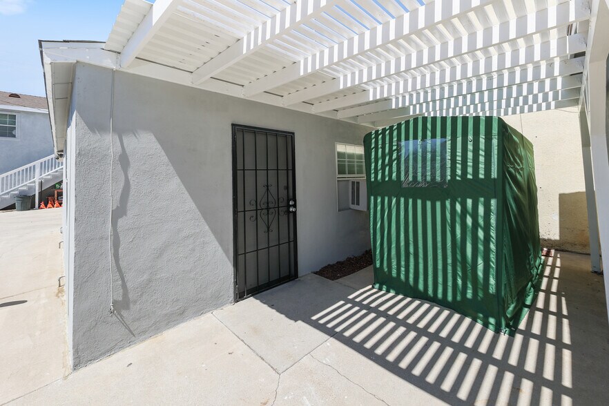 More Photos Of 15323 Paramount Blvd, Paramount General Retail For Sale