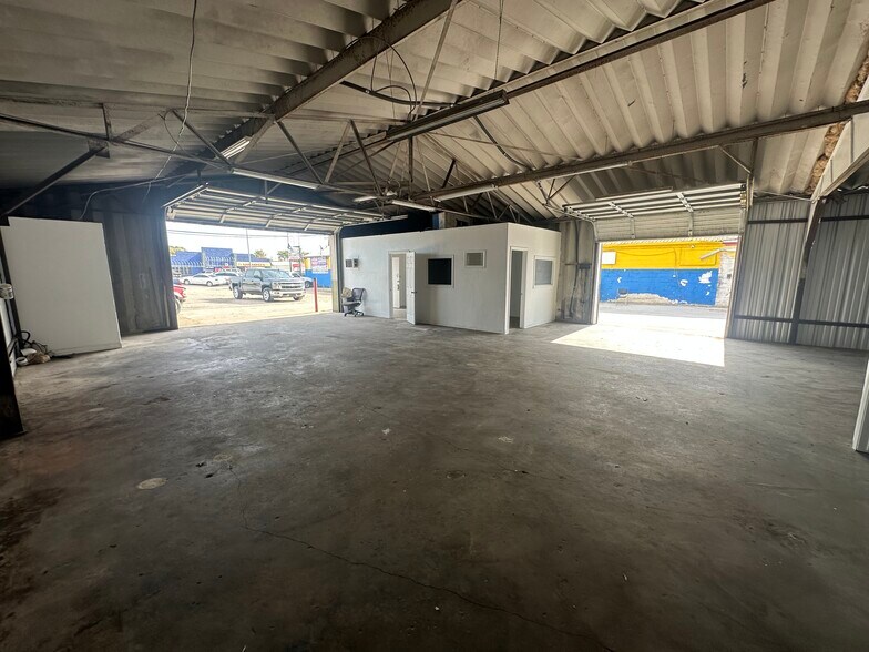More Photos Of 10411 Harry Hines Blvd, Dallas Auto Dealership For Lease