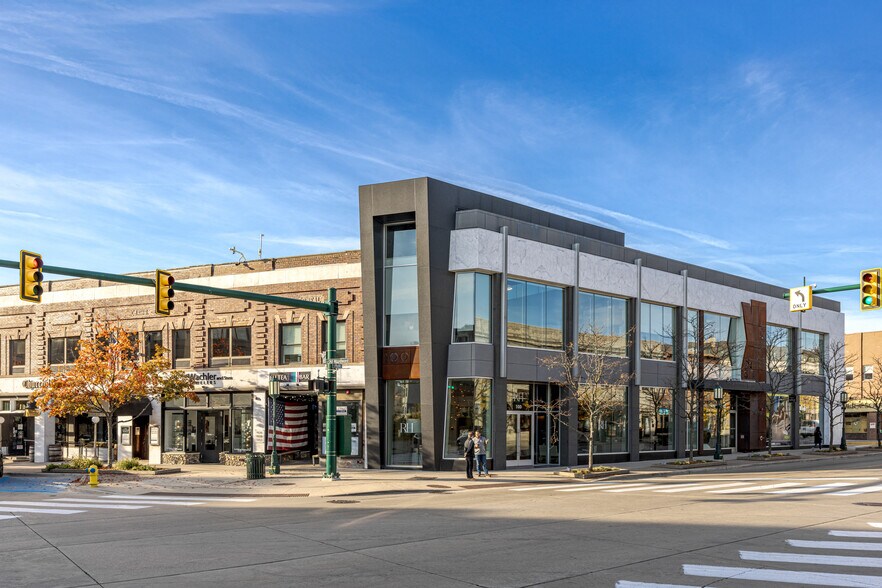 More Photos Of 55-99 W Maple Rd, Birmingham Medical For Lease