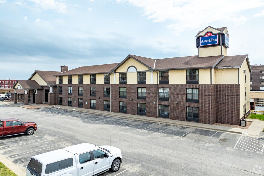 Primary Photo Of 222 W 2nd St, Ottumwa Hotel For Sale