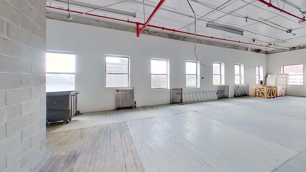 More Photos Of 270-276 Rider Ave, Bronx Showroom For Lease