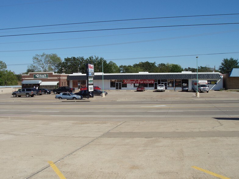 Primary Photo Of 428 N Gun Barrel Ln, Gun Barrel City Restaurant For Sale