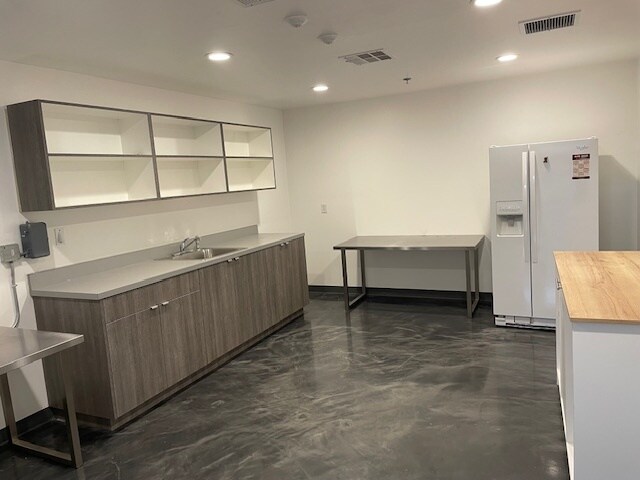 More Photos Of 810 E Pico Blvd, Los Angeles General Retail For Lease