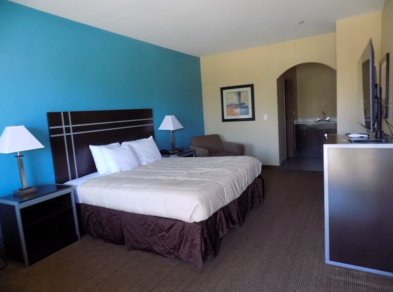 More Photos Of 200 S Lavaca, Moulton Hotel For Sale