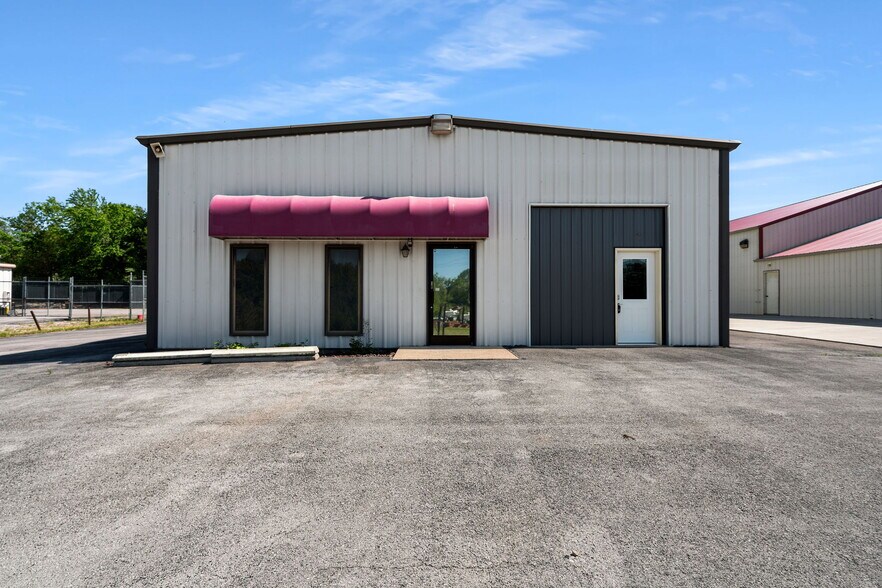 Primary Photo Of 505 Industrial Dr, Glasgow Flex For Sale
