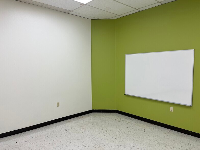 More Photos Of 2651 W 11th Street Rd, Greeley Light Distribution For Sale