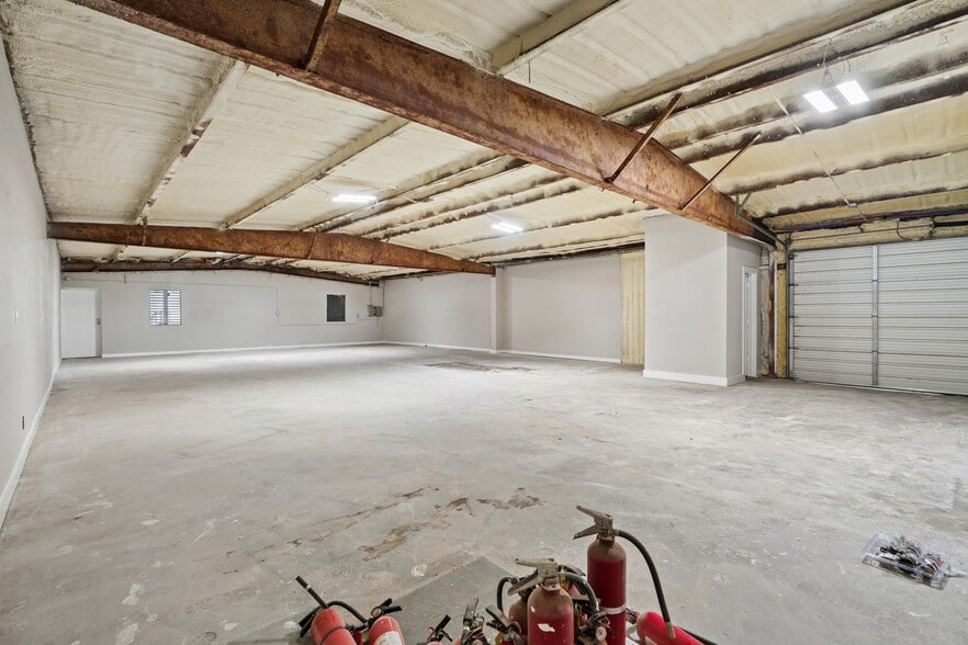 More Photos Of 2920 Golfcrest Blvd, Houston Industrial For Lease