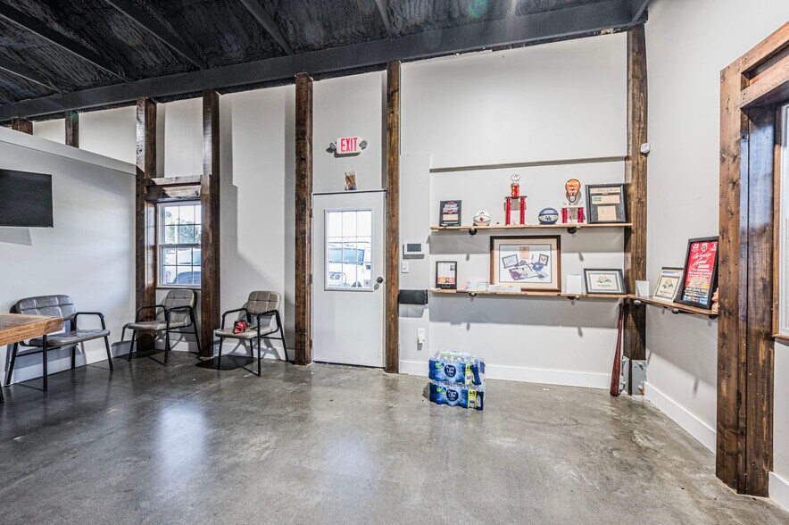 More Photos Of 923 Glen Lily Rd, Bowling Green Office For Sale