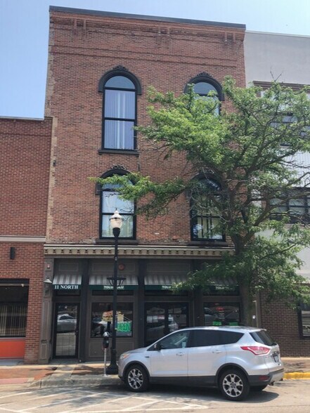 Primary Photo Of 11 N Genesee St, Waukegan Flex For Sale