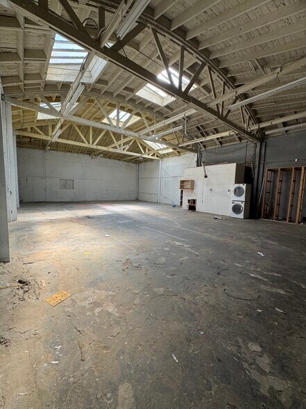 More Photos Of 6121 S Western Ave, Los Angeles Distribution For Lease