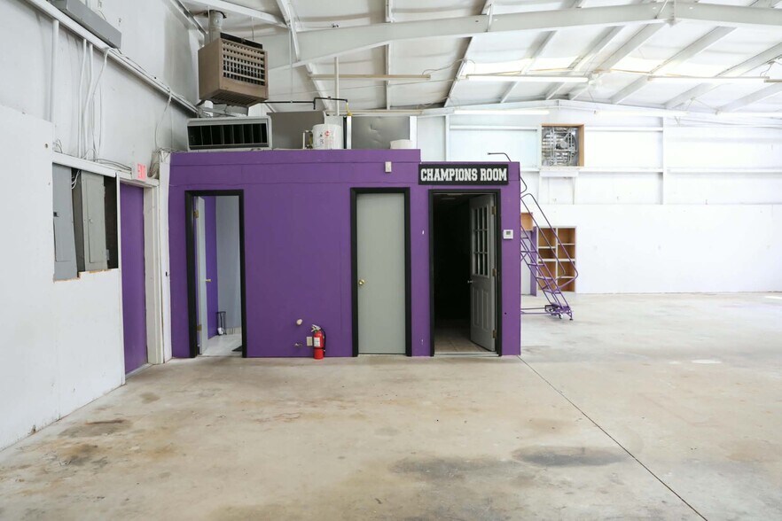 More Photos Of 126 S Pine St, Ponca City Warehouse For Sale