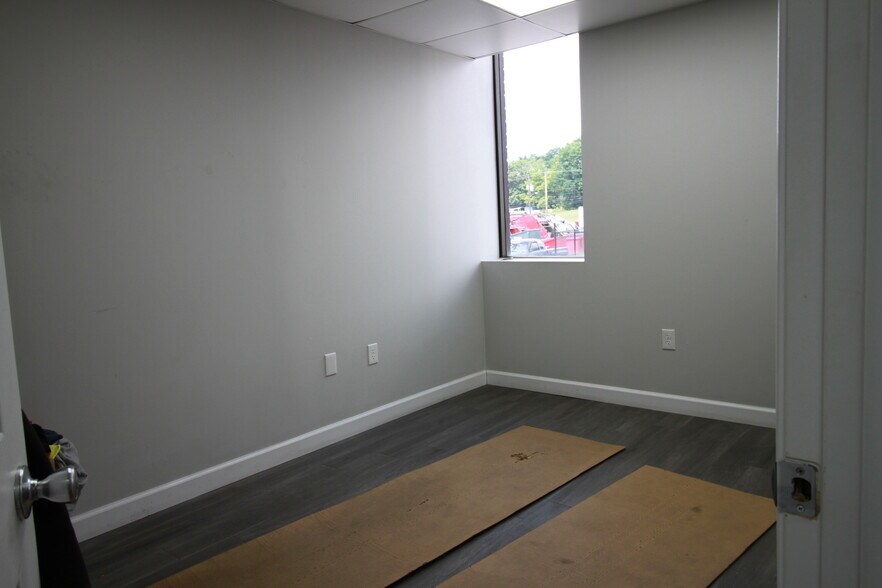 More Photos Of 7651 Derry St, Harrisburg Truck Terminal For Lease