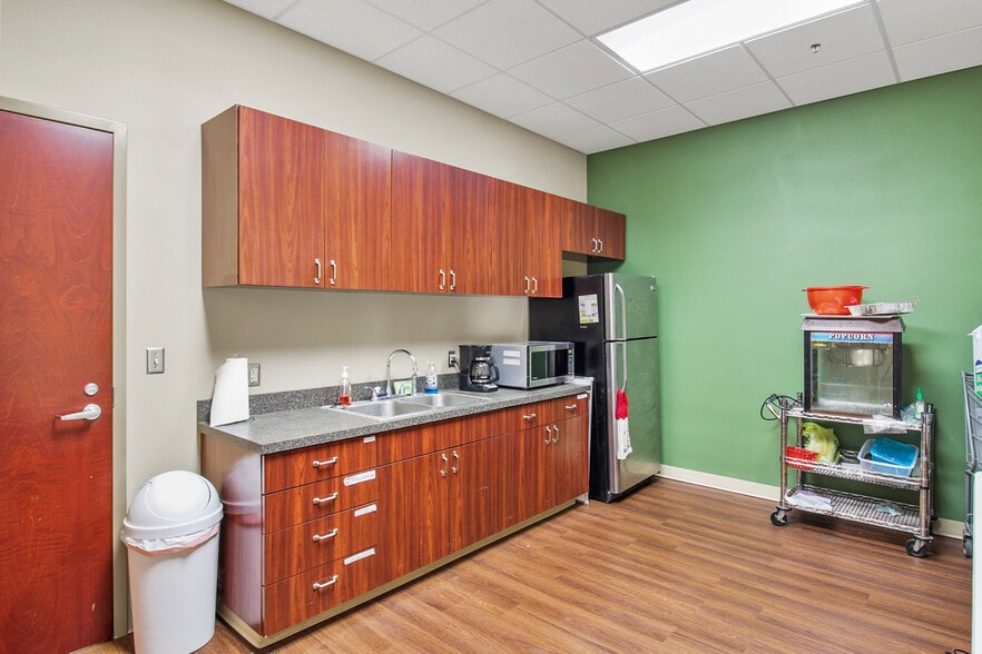 More Photos Of 310 Main St, Parsons General Retail For Sale